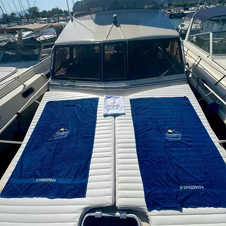 Noleggio Barche Charter Barche Napoli 船上ホテル